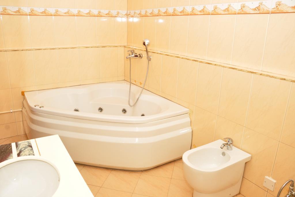Biraj International Hotel Кампала Экстерьер фото