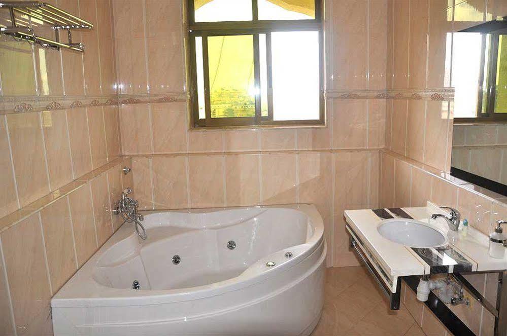 Biraj International Hotel Кампала Экстерьер фото